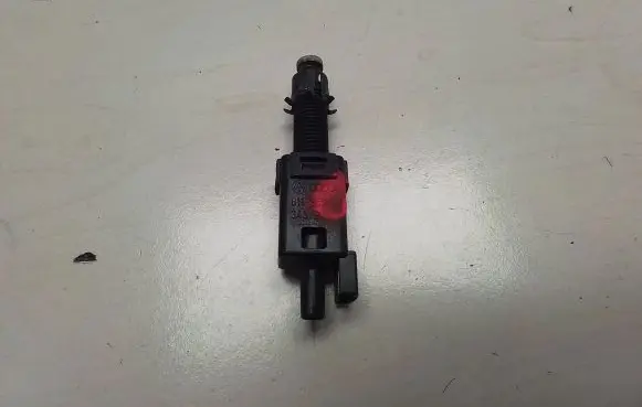 Volkswagen PASSAT B5 Brake pedal sensor switch 811907343b