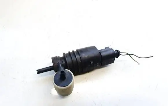 Volkswagen PASSAT B5 Windscreen/windshield washer pump 1j0973722