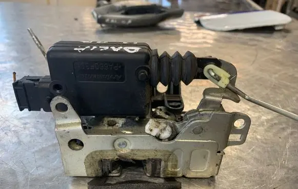 Dacia Sandero Front door lock 8200735224