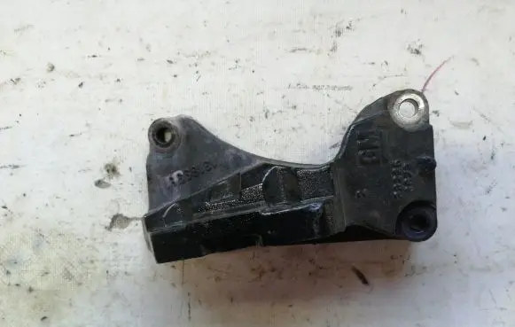 Opel Zafira B Engine mounting bracket 13189381