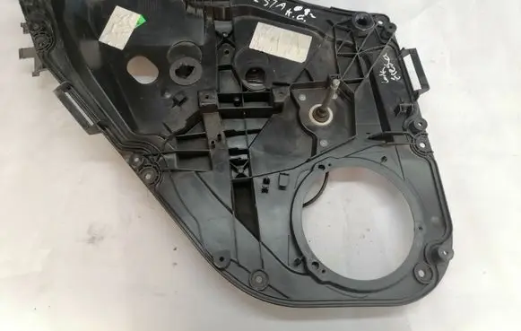 Rear door manual window regulator
