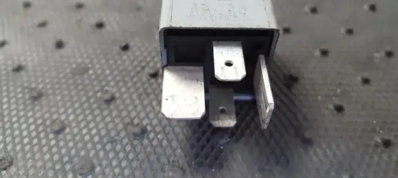 Volkswagen PASSAT B5 Other relay 8D0951253 V23134-J52-X300