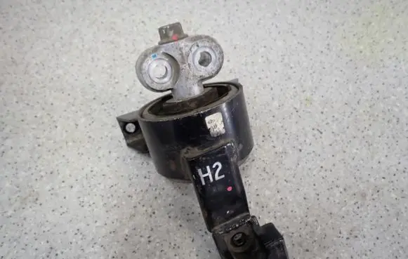 Chevrolet Lacetti Engine mount vacuum valve
