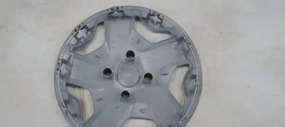 Ford Fiesta R15 wheel hub/cap/trim 2143707