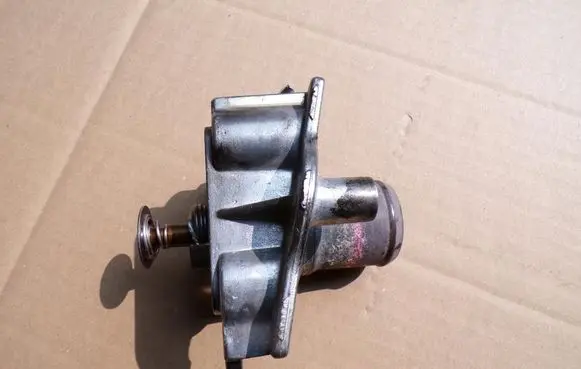 Iveco Daily 6th gen Thermostat/thermostat housing 