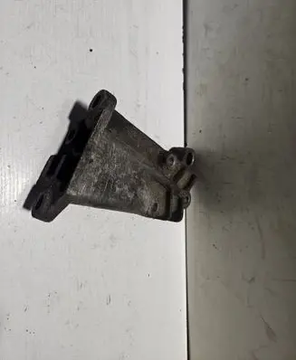 Engine mounting bracket