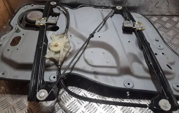 Volkswagen Caddy Front door manual window regulator 2K1837752DE