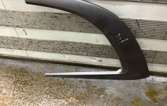 Citroen C4 II Picasso Rear side glass trim 96776509 08975E