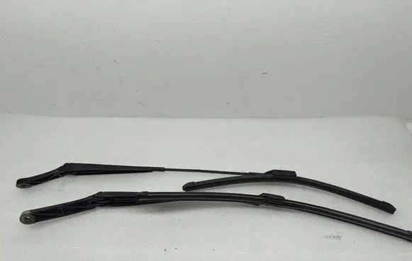 Volkswagen PASSAT B6 Front wiper blade arm 3C1955409C