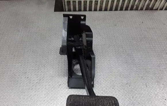 Mercedes-Benz C W203 Brake pedal A2032900401
