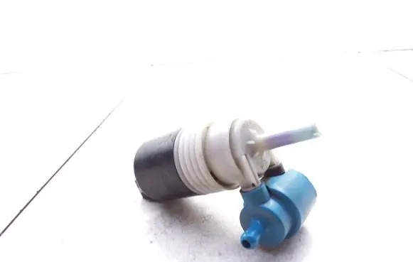 Volkswagen Golf III Windscreen/windshield washer pump 1H6955651