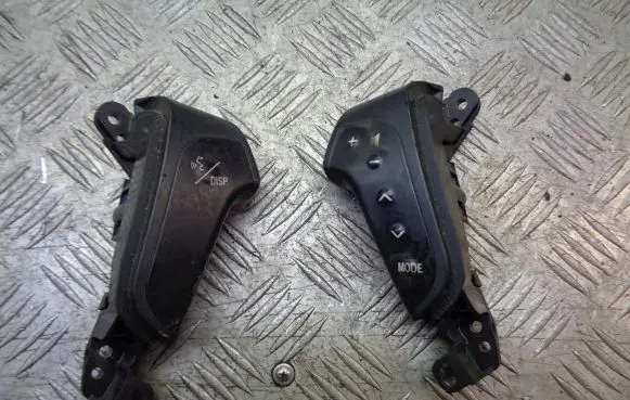 Toyota Avensis T250 Steering wheel buttons/switches 