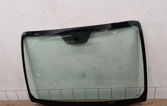 Nissan Note (E11) Front windscreen/windshield window 