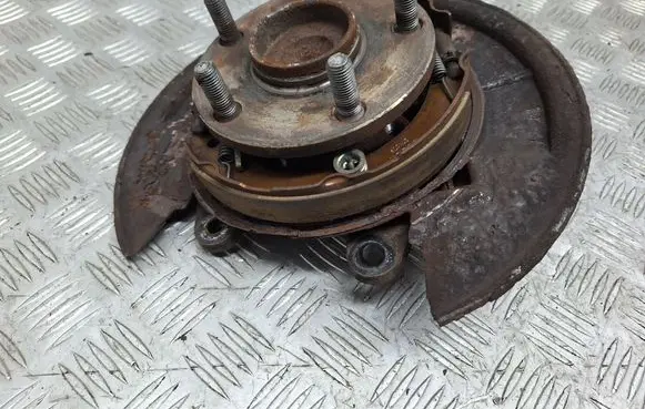 Rear wheel hub