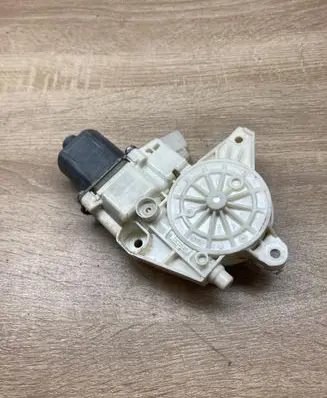 Mercedes-Benz C W204 Front door window regulator motor A2048200242 0130822502