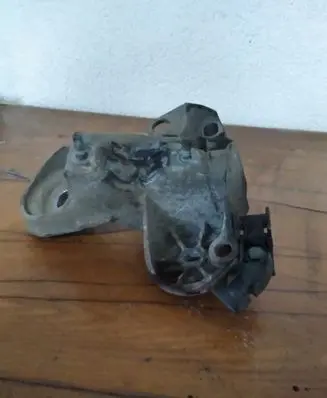 Volkswagen PASSAT B5.5 Engine mounting bracket 8E0199352D