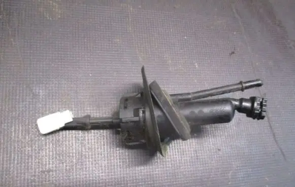 Mazda 5 Clutch fluid reservoir/tank 