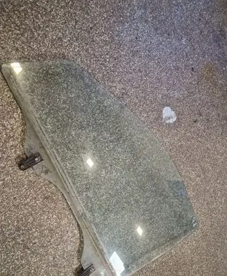 KIA Sportage Front door window glass four-door