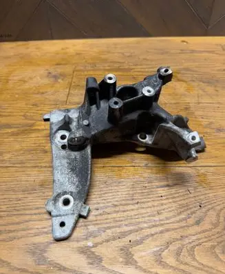 Peugeot 208 Engine mounting bracket 9674030280 C4003746SE