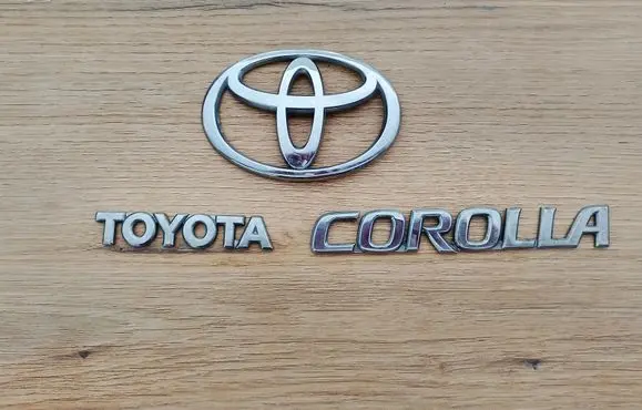 Toyota Corolla E120 E130 Manufacturers badge/model letters 7544102050