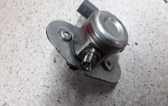 BMW M5 Fuel injection high pressure pump 7599865