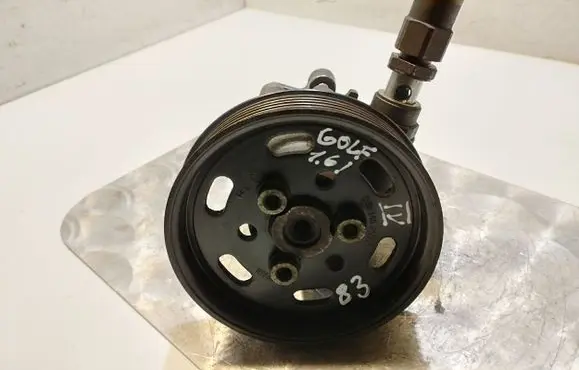 Volkswagen Golf IV Power steering pump 036145255A