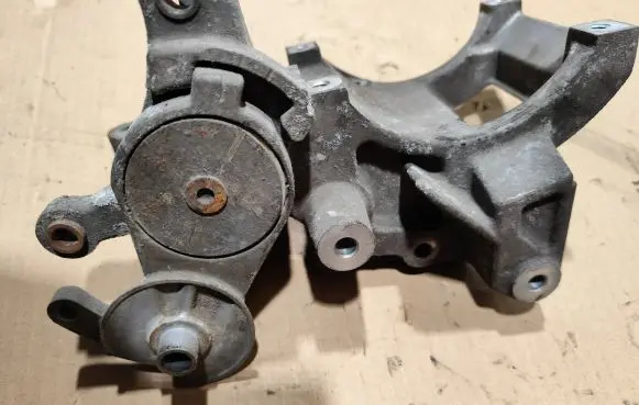 Toyota Land Cruiser (J120) A/C compressor mount bracket 