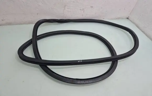 Volkswagen Tiguan Front door rubber seal 5N0867911