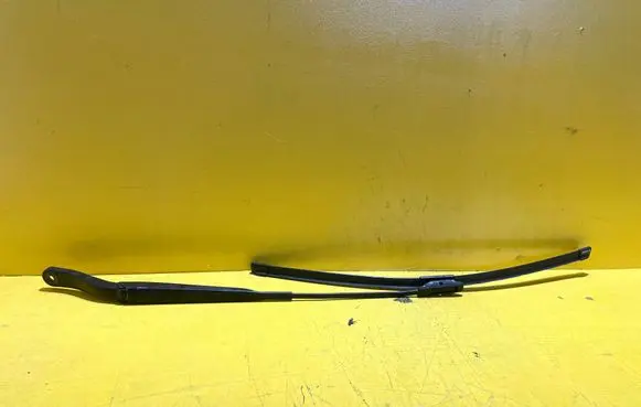 Renault Clio III Front wiper blade arm 8200832055