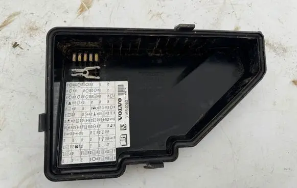 Volvo XC90 Fuse box cover 31398001