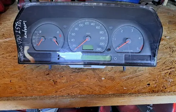 Volvo S70 V70 V70 XC Speedometer (instrument cluster) 9472523 69294240T 9472725