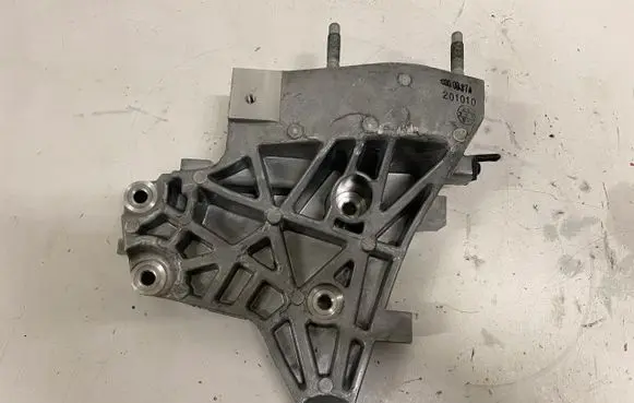 Engine mount vacuum valve