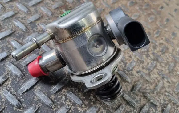Volkswagen Tiguan Fuel injection high pressure pump 05E127027L