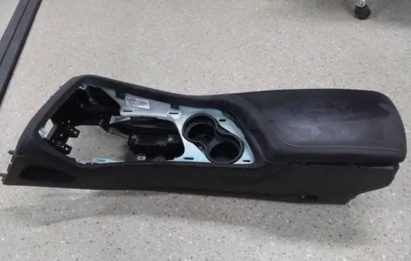 Dodge Challenger Center console 6EF231XGAE