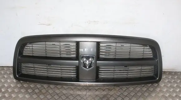 Dodge RAM 1500 DS Front bumper upper radiator grill 82211741AB 05182064AA