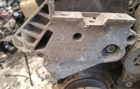 Volkswagen Golf V Engine mounting bracket 03g199207