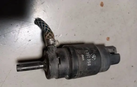 BMW 5 E34 Windscreen/windshield washer pump 1391358