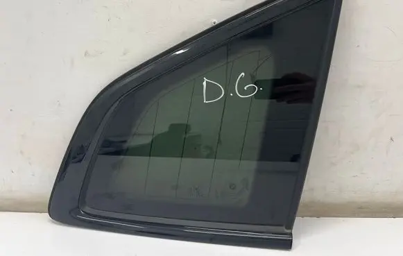 BMW 2 Active Tourer U06 Rear side window 9463530