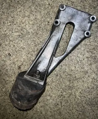 BMW 5 E34 Engine mounting bracket 1136537