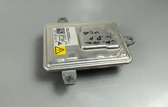 Jeep Cherokee Headlight ballast module Xenon 130732932015