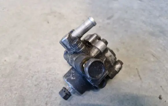 Nissan Patrol Y61 Power steering pump
