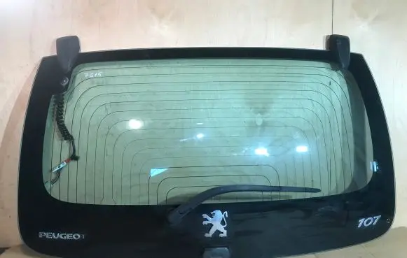 Peugeot 107 Rear windscreen/windshield window 