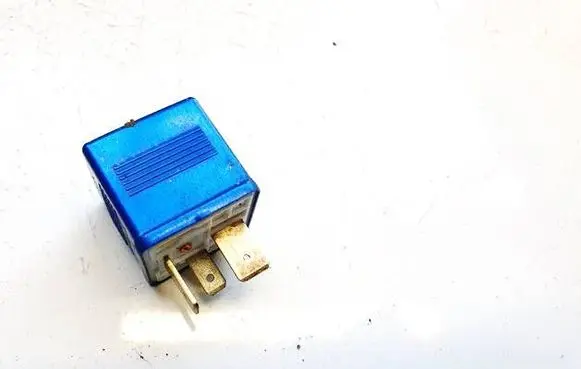 Volkswagen PASSAT B5.5 Other relay 8A0951253 899587