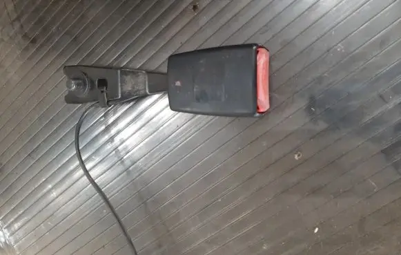Front seatbelt buckle
