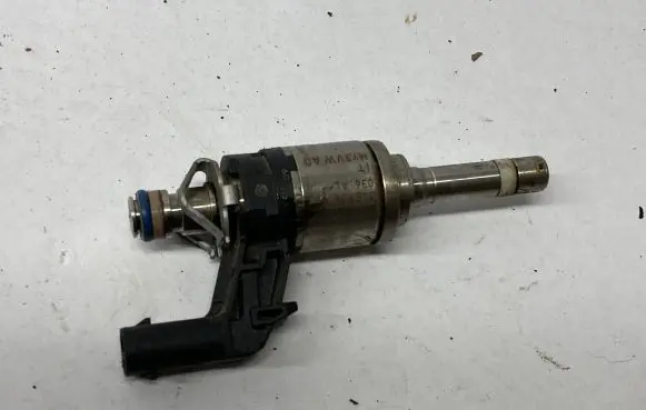 Volkswagen Jetta VII Fuel injector 04E906036
