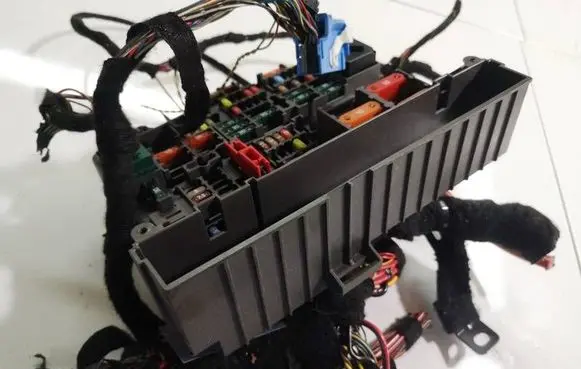 BMW 3 E90 E91 Fuse box set 911944702