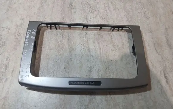 Volkswagen PASSAT B6 Radio/GPS head unit trim 318410100
