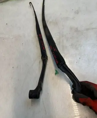 Infiniti Q50 Front wiper blade arm 445
