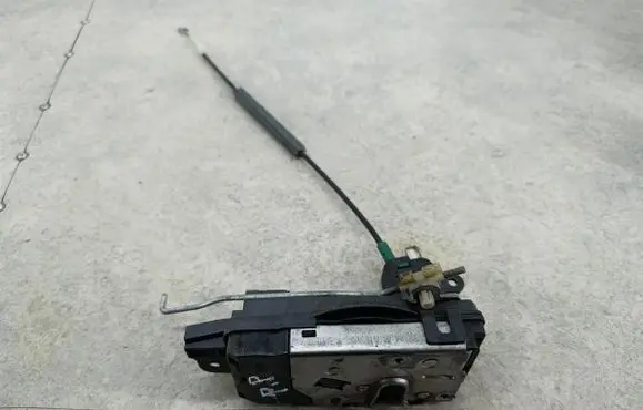 Opel Zafira B Front door lock 13210749
