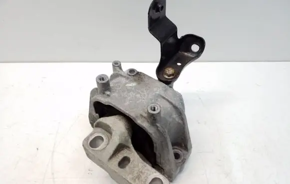 Volkswagen Jetta VI Engine mount bracket